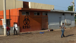 Localizan a hombre asesinado a un costado de la barda IMSS