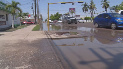 Agua estancada en crucero del bulevar Zapata