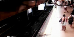 VIDEO: Joven es empujado a las vías del tren