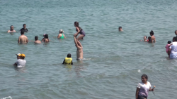 Turistas aprovechan sus vacaciones y disfrutan al máximo de las playas de Mazatlán