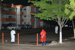 Lo asesinan y le dejan "carritos de juguete" en el pecho