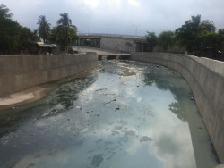 Insoportable e insalubre desfogue de aguas negras en el arroyo Jabalines