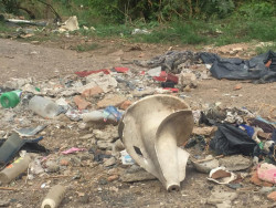 Siguen contaminando canales y arroyos con basura