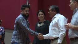 Avanza entrega de becas a jóvenes