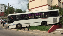 Camión urbano se queda sin frenos y choca contra edificio
