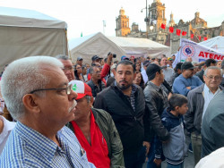 Se manifiestan miles de pescadores en Palacio Nacional