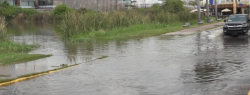 Por lluvias, se desborda “Laguna del Camarón”