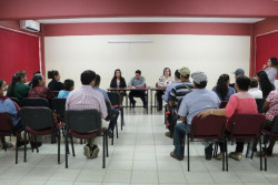 Entregan apoyos económicos a desplazados del norte de Sinaloa