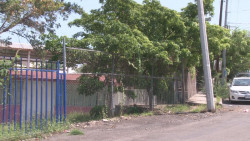 Poste de luz ladeado frente a Jardín de Niños