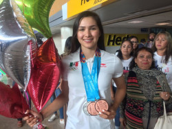 Al ritmo de la banda reciben a la medallista panamericana Yarely Salazar