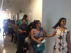 Largas filas de estudiantes para tramitar certificado médico
