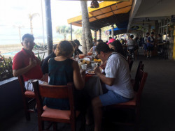 Vacacionistas reactivan economía en restaurantes