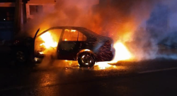 Conductor ebrio choca contra poste causando el incendio de su unidad
