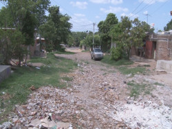 Calle Adalberto Tejada requiere de una raspada