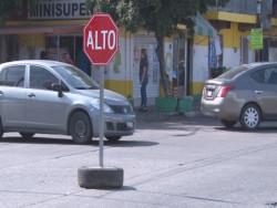Colocan alto en medio de la calle Rubí
