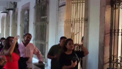"Aparezco por que aquí trabajo", Secretario sobre su presencia en la marcha feminista