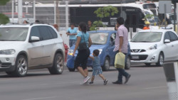 En Culiacán siguen cruzando por la mitad de la avenida Obregón