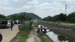 Cae al canal con todo y camioneta, pierde la vida