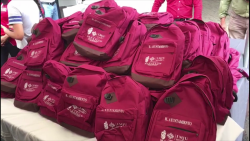 Entregan mochilas a estudiantes en condiciones vulnerables