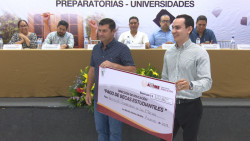 Entregan becas a universitarios de Ahome