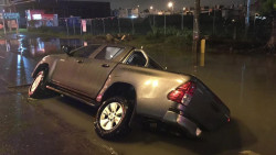 Perdonan infracción a conductor de vehículo que cayó en socavón