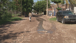 Fuga de aguas negras por la calle Rosendo L. Rodríguez