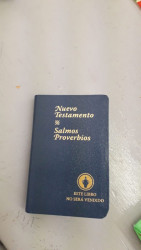Molesta entrega de texto religioso afuera de escuela