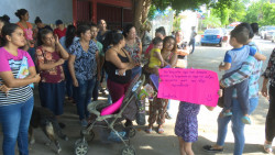 Madres de familia exigen espacios para sus hijos en el sector educativo