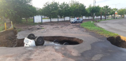 Cae auto a socavón  en ”Portalegre”