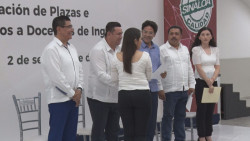Entregan plazas a maestros de inglés