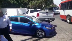 Accidente automovilístico deja como saldo a una mujer lesionada