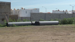Llega tubería para reparar socavón en Mazatlán