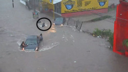 En medio de la lluvias desaparece mujer, es succionada por una alcantarilla
