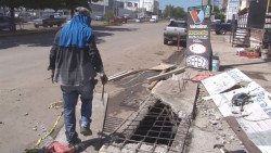 Particular repara alcantarilla abierta ubicada en Zapata y Victoria