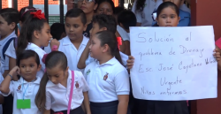 Exigen solución por aguas negras, alumnos de primaria José Cayetano Valades