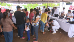 Llevan brigada de servicios al Luis Echeverría