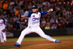 Carlos Vázquez llega a Tomateros