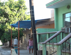 Poste ladeado preocupa a vecinos del Estero