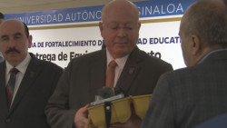 Entrega equipo de cómputo y laboratorio rector de la UAS