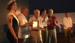 Entregan llaves de Mazatlán a leyenda viviente de la actuación