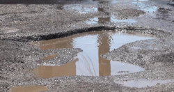 Gran bache en zona centro afecta a vehículos