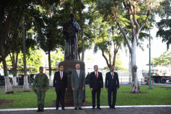 Montan guardia de honor ante los monumentos de los Héroes de la Patria