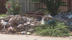 Montón de escombro invade calle en la colonia Las Vegas
