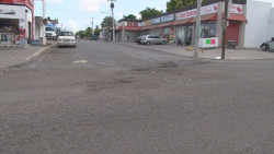 Invadida de baches calles de la colonia Independencia