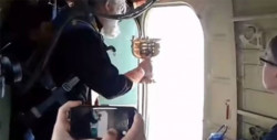 Sacerdotes lanzan agua bendita desde un avión para evitar caer en la lujuria