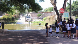 Se manifiestan por aguas negras en escuelas