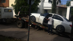 Resulta herida mujer en aparente despojo de su carro