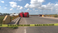 Volcadura de pipa provoca movilización de cuerpos de emergencia