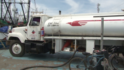 Empiezan a cargar combustible barcos camaroneros