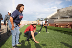 Supervisa Gobernador avances de remodelación del estadio Francisco carranza Limón